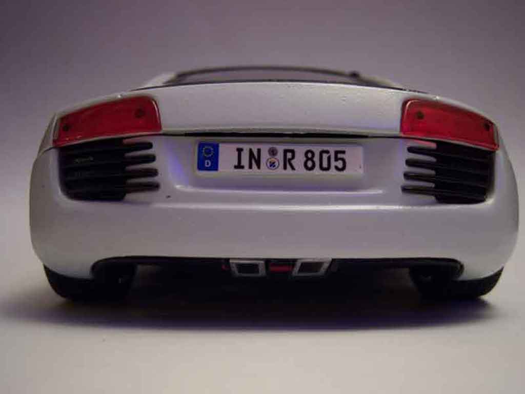 Audi R8 4.2 fsi . tuning carb&white jantes gmp 1/18 Maisto