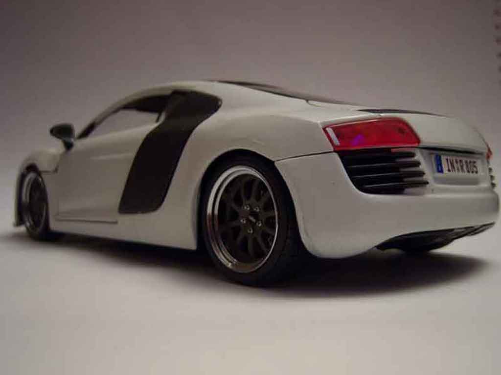 Audi R8 4.2 fsi . tuning carb&white jantes gmp 1/18 Maisto