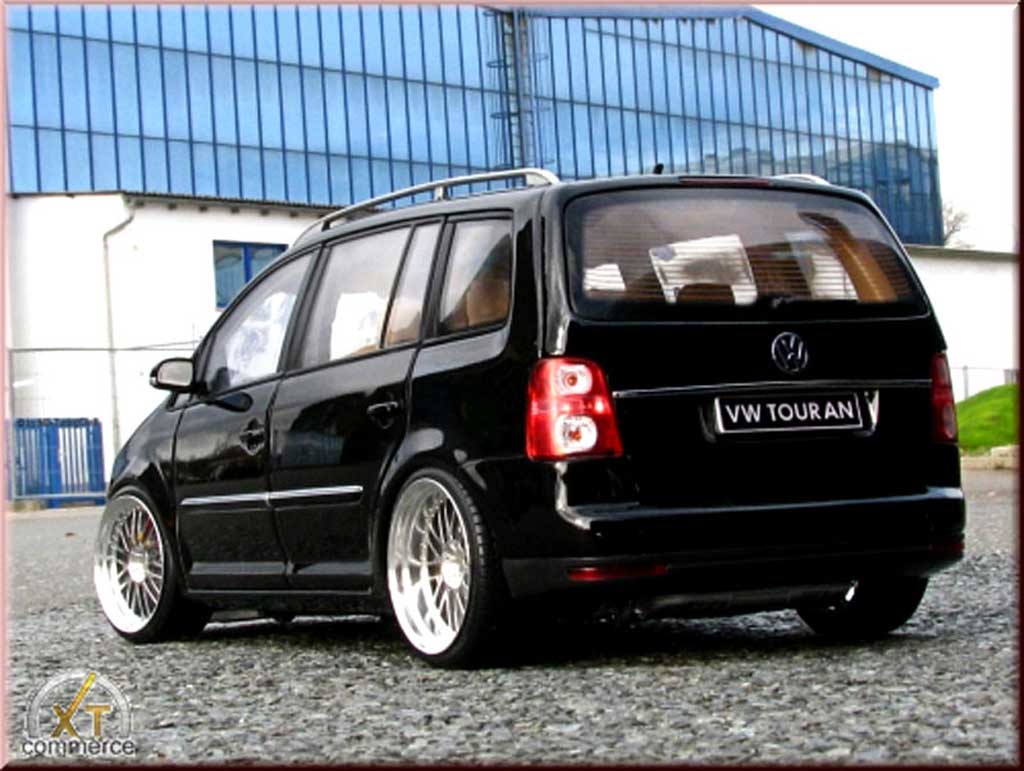 Volkswagen Touran 1/18 Shanghai Volkswagen zwart jantes alu 18 pouces modelauto