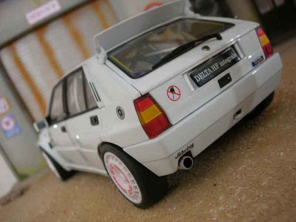 Lancia Delta HF Integrale evolution 2 street race 1/18 Kyosho