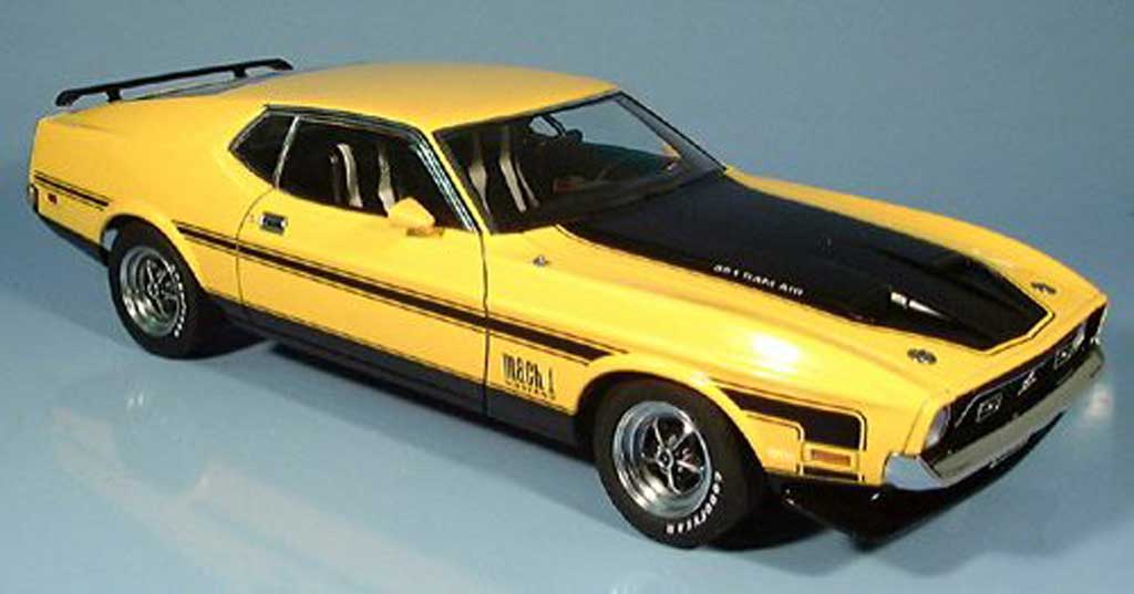 Ford Mustang 1971 1/18 Autoart 1971 mach i fastback geel modelauto