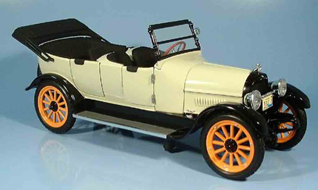 Reo Touring 1/18 Signature creme/zwart 1917 modelauto