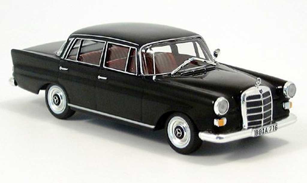 Mercedes 200 1/43 IXO D (W110) zwart modelauto