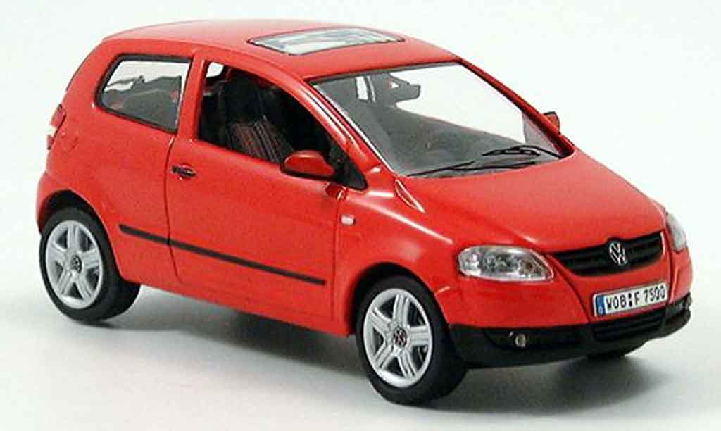 Volkswagen Fox 1/43 Schuco rood avec lenkung 2005 modelauto