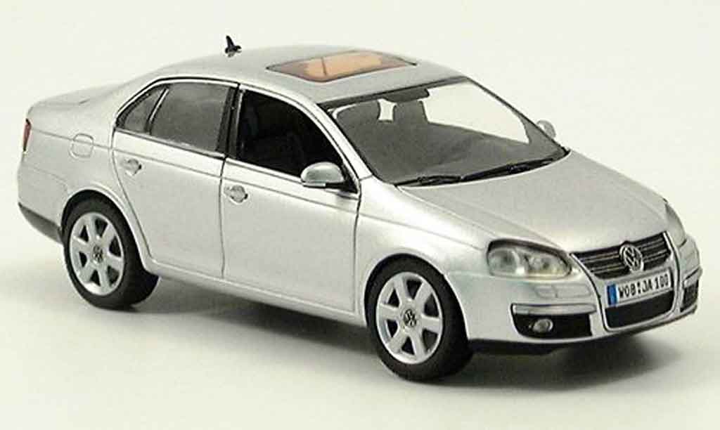Volkswagen Jetta 1/43 Schuco grijs metallic 2005 modelauto