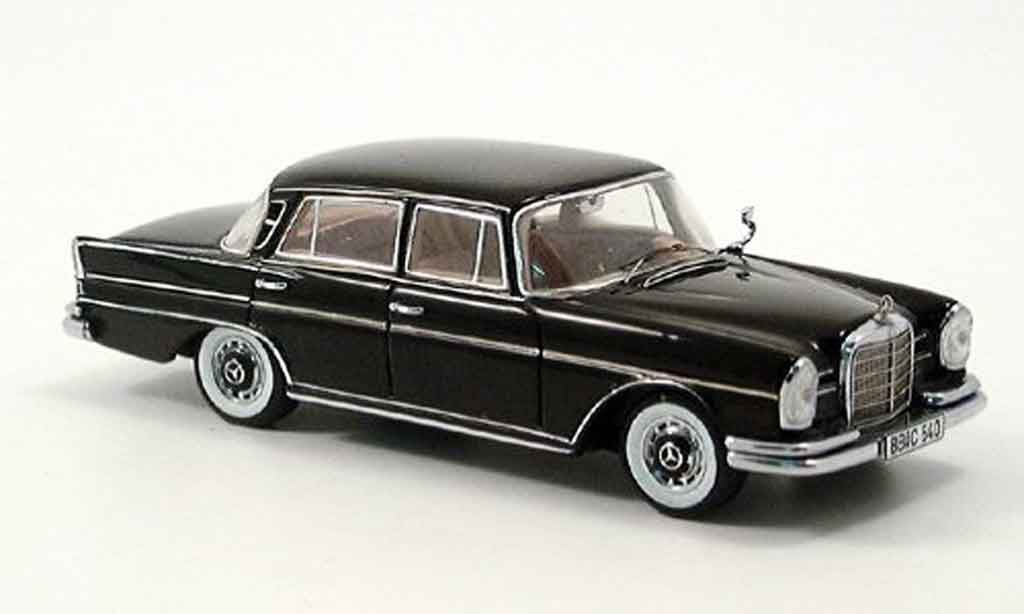 Mercedes 300 SE 1/43 Spark SE (W 112) zwart modelauto