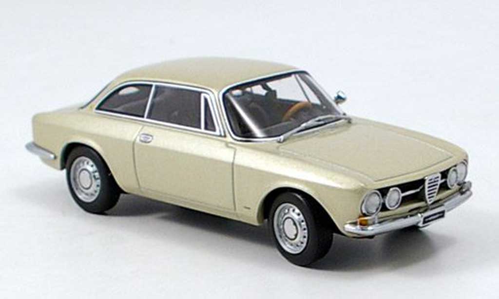 Alfa Romeo 1750 GTV 1/43 Autoart GTV beige 1967 modelauto