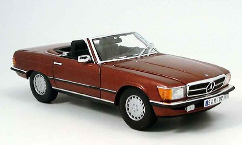 Mercedes 350 SL 1/18 Norev SL (r 107) rood modelauto
