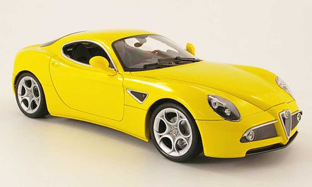 Alfa Romeo 8C Competizione 1/18 Welly Competizione geel modelauto