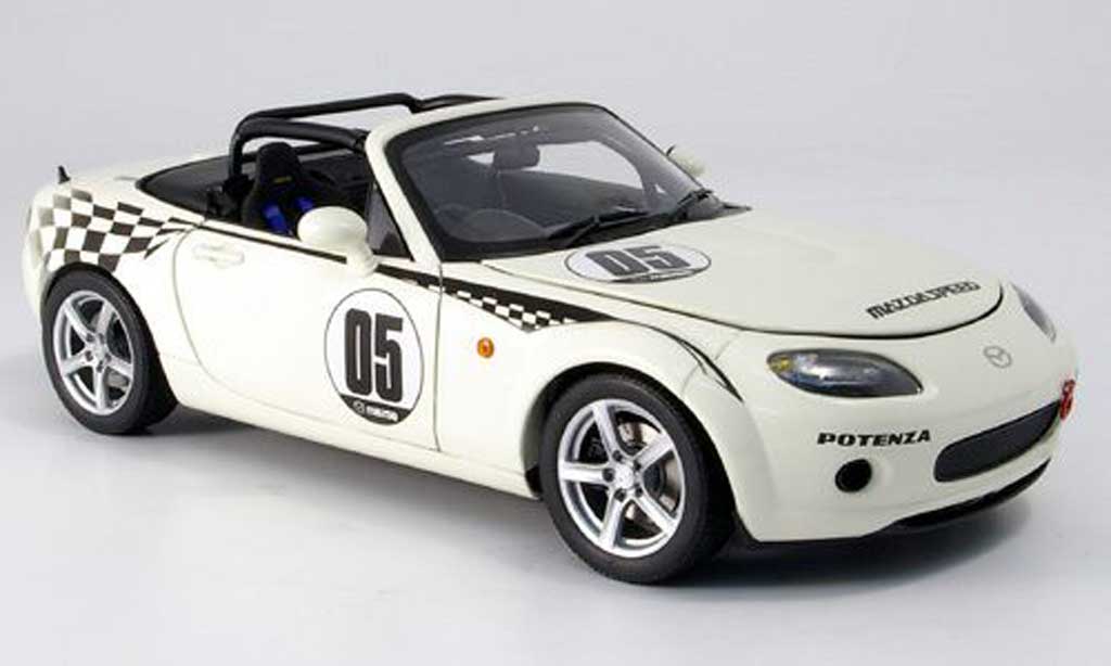 Mazda MX5 2006 1/18 Autoart 2006 roadster nr-a no.5 wit modelauto