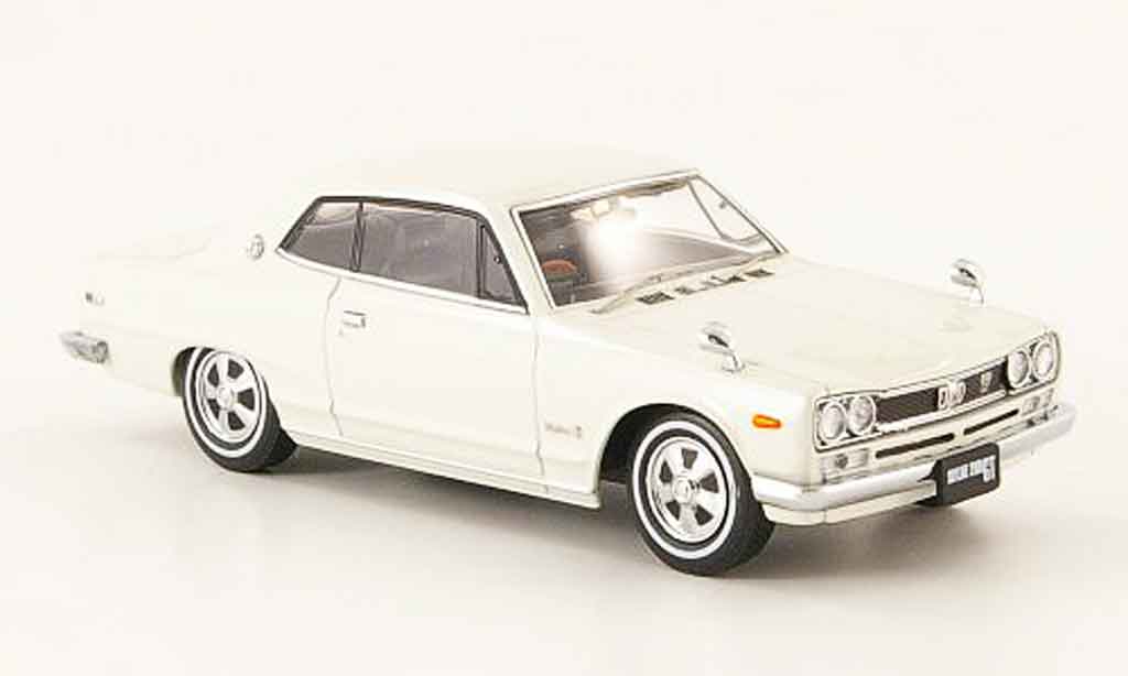 Nissan Skyline 2000 1/43 Ebbro 2000 GT (C10) Hardtop wit 1971 modelauto