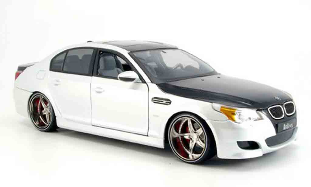 Bmw M5 E60 1/18 Maisto E60 tuning wit/zwart modelauto