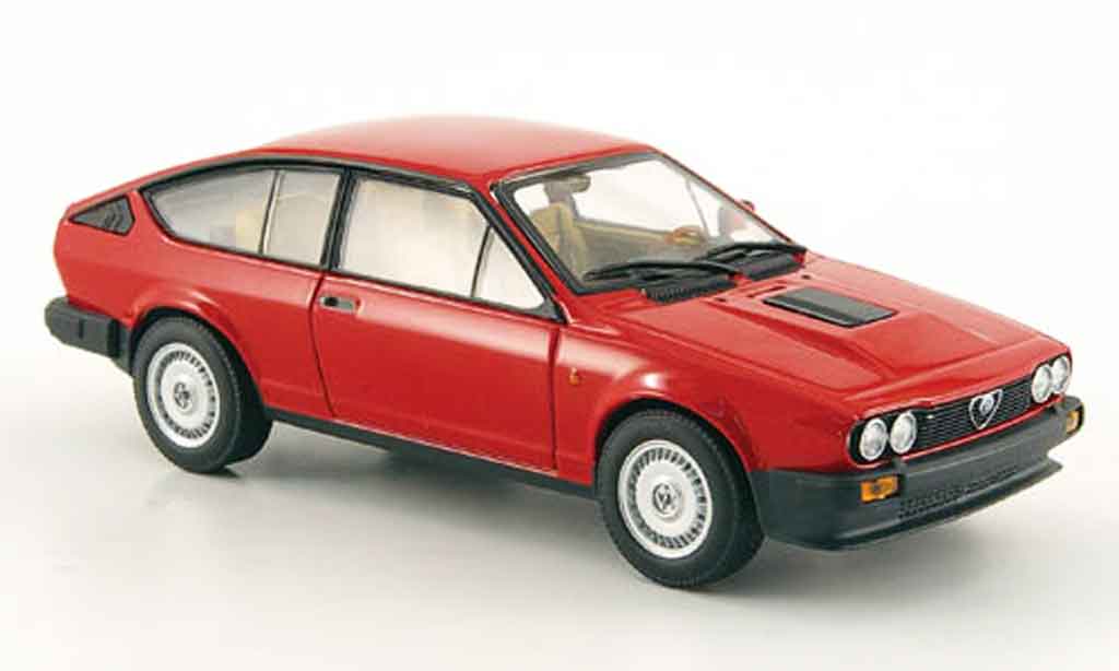 Alfa Romeo GT 2.5 1/43 Minichamps V 2.5 v6 rood 1983 modelauto