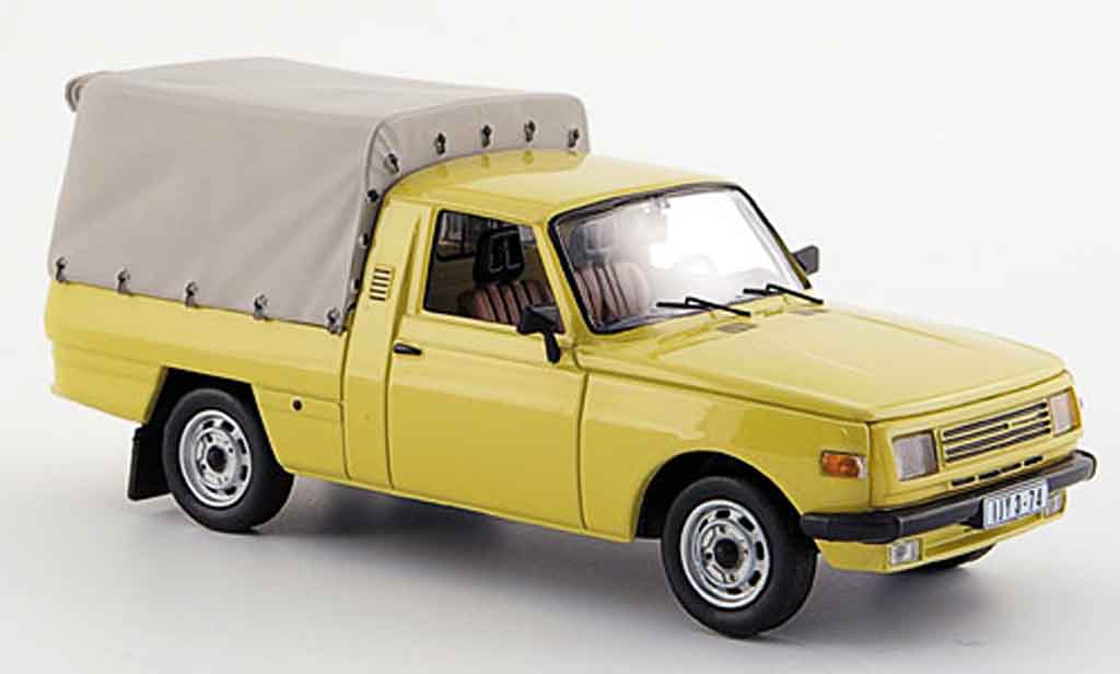 Wartburg 353 1/43 IST Models Pick Up geel 1985 modelauto
