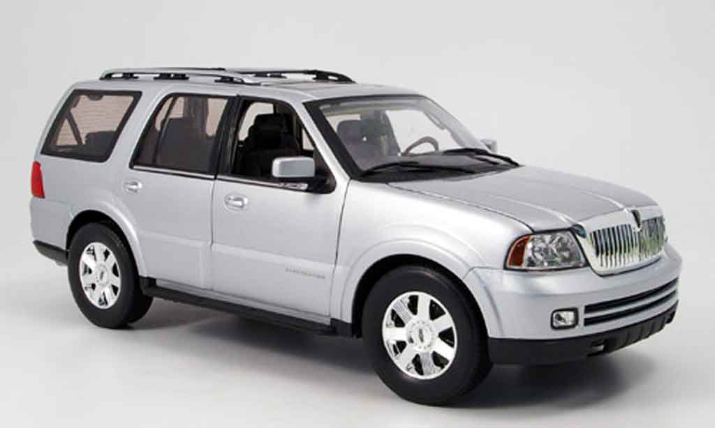 Lincoln Navigator 1/18 Welly grijs 2005 modelauto