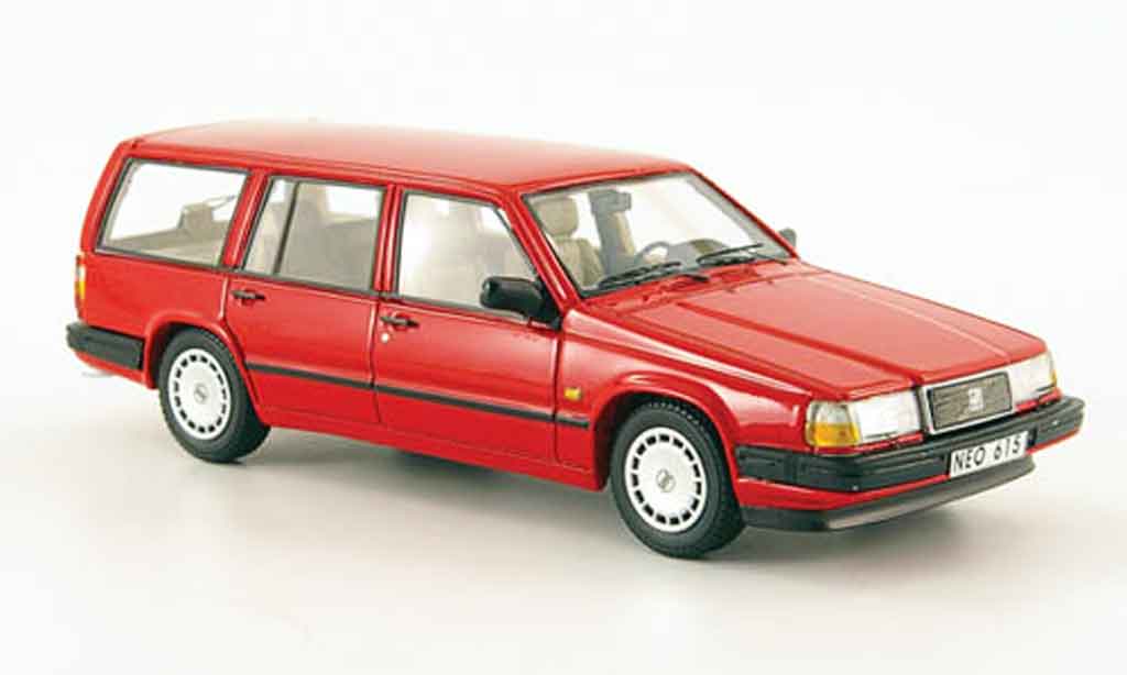 Volvo 940 1/43 Neo GL Stationwagen rood 1992 modelauto