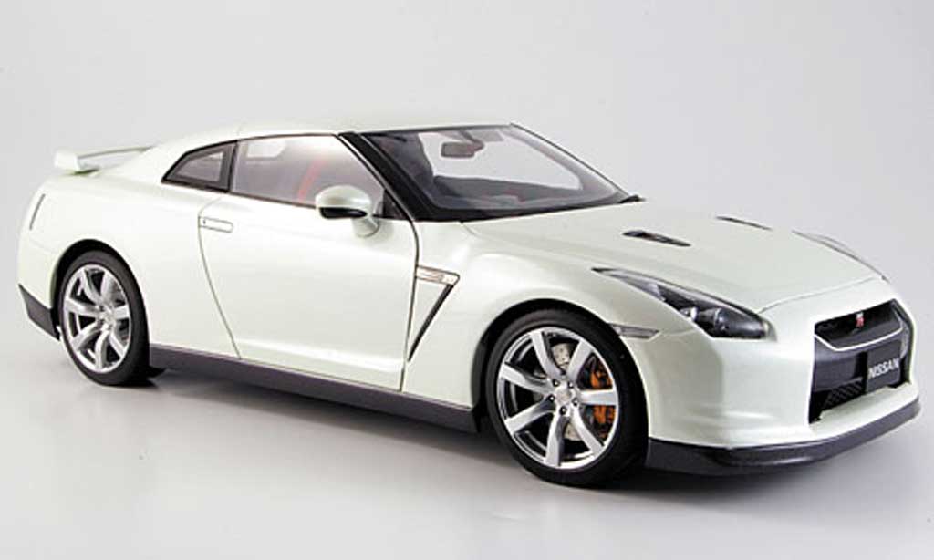 Nissan Skyline R35 1/18 Autoart R35 gtr wit modelauto