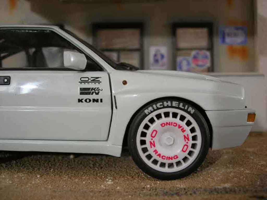 Lancia Delta HF Integrale evolution 2 street race 1/18 Kyosho
