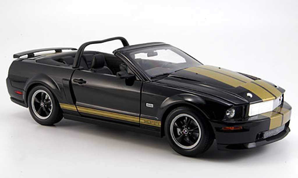 Shelby GT 1/18 Shelby Collectibles h cabriolet zwart avec bandes or 2006 modelauto