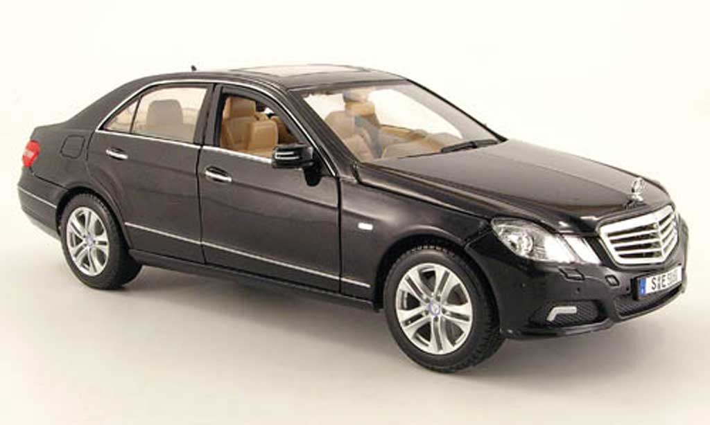 Mercedes Classe E 1/18 Maisto 350 (w 212) zwart 2009 modelauto