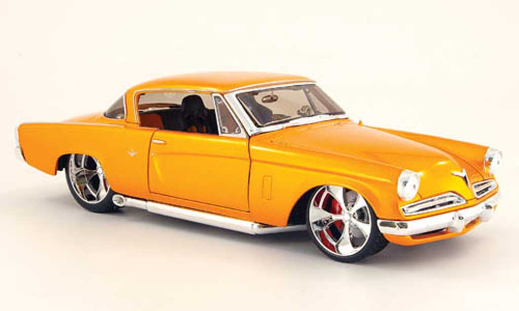 Studebaker Commander 1/18 Maisto starliner oranje 1953 modelauto
