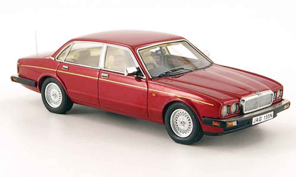 Jaguar XJ 40 1/43 Neo 40 sovereign rood 1990 modelauto