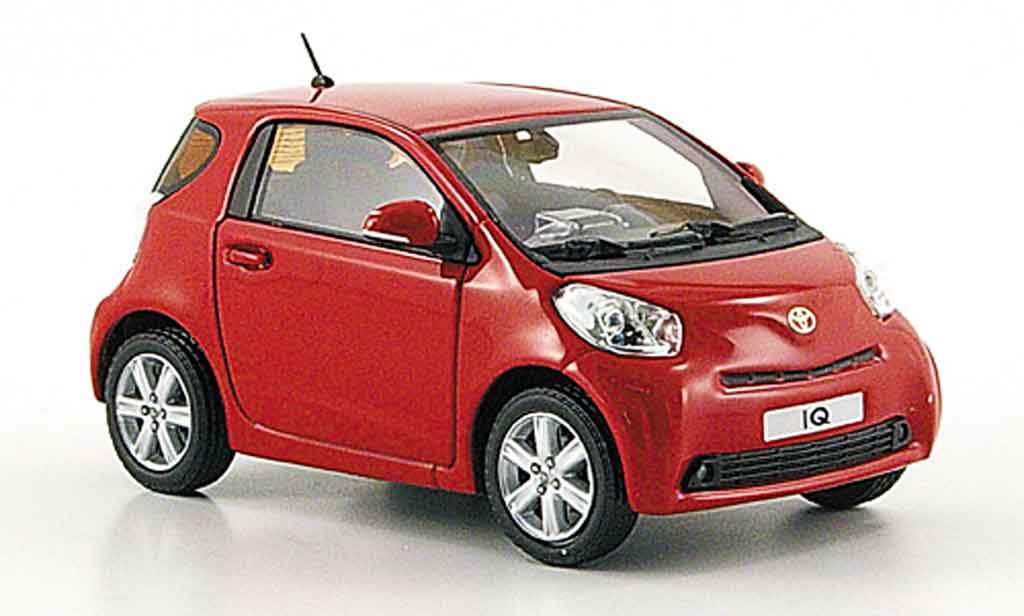 Toyota IQ 1/43 Minichamps rood 2009 modelauto