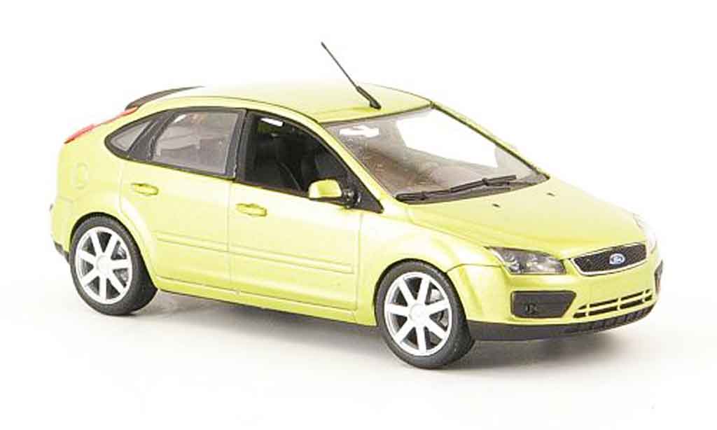 Ford Focus 1/43 Minichamps geel 5 turig 2004 modelauto