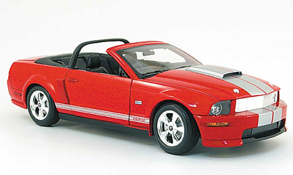 Shelby GT 1/18 Shelby Collectibles cabriolet rood avec bandes wits 2008 modelauto