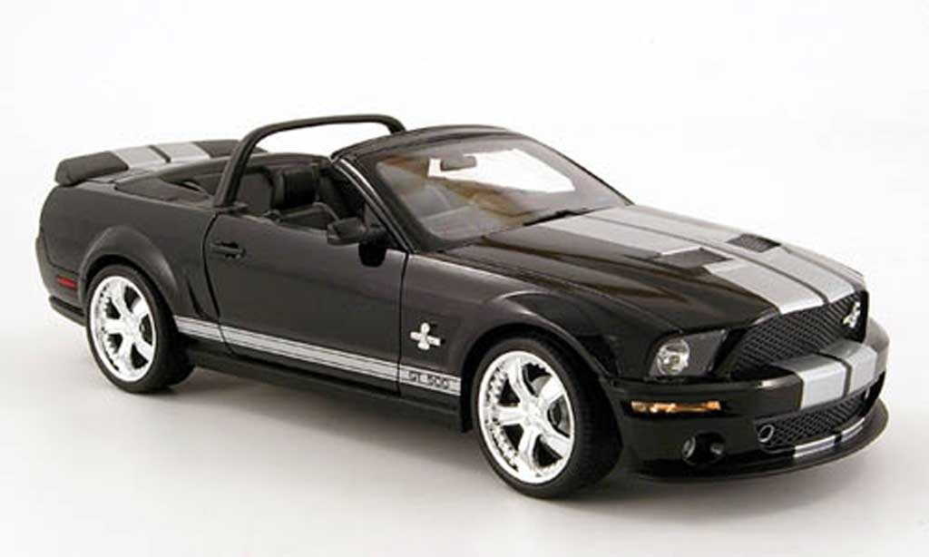 Shelby GT 500 1/18 Shelby Collectibles cabriolet zwart avec bandes grijss 2007 modelauto