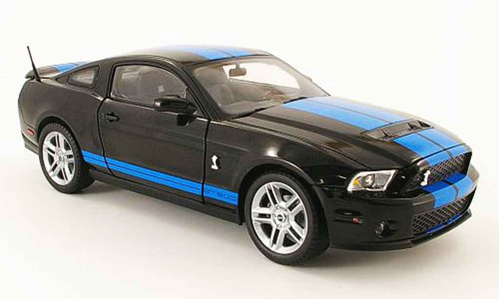 Shelby GT 500 1/18 Shelby Collectibles zwart avec blauwn bandes 2010 modelauto