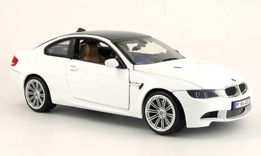 Bmw M3 E92 1/18 Motormax E92 wit dach carbonlook 2008 modelauto