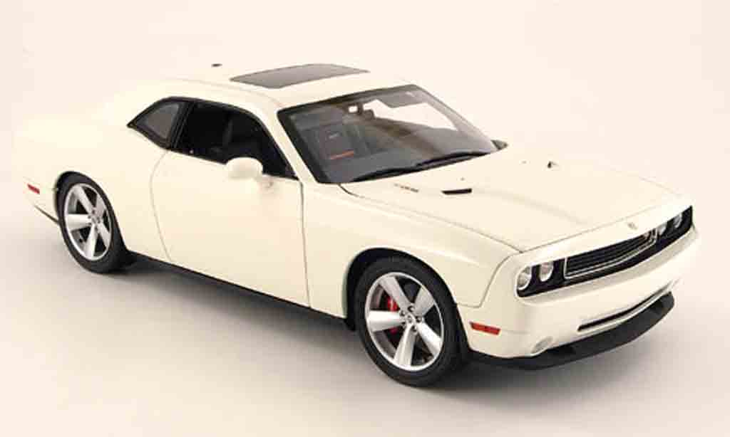 Dodge Challenger 2008 1/18 Highway 61 2008 srt8 wit modelauto
