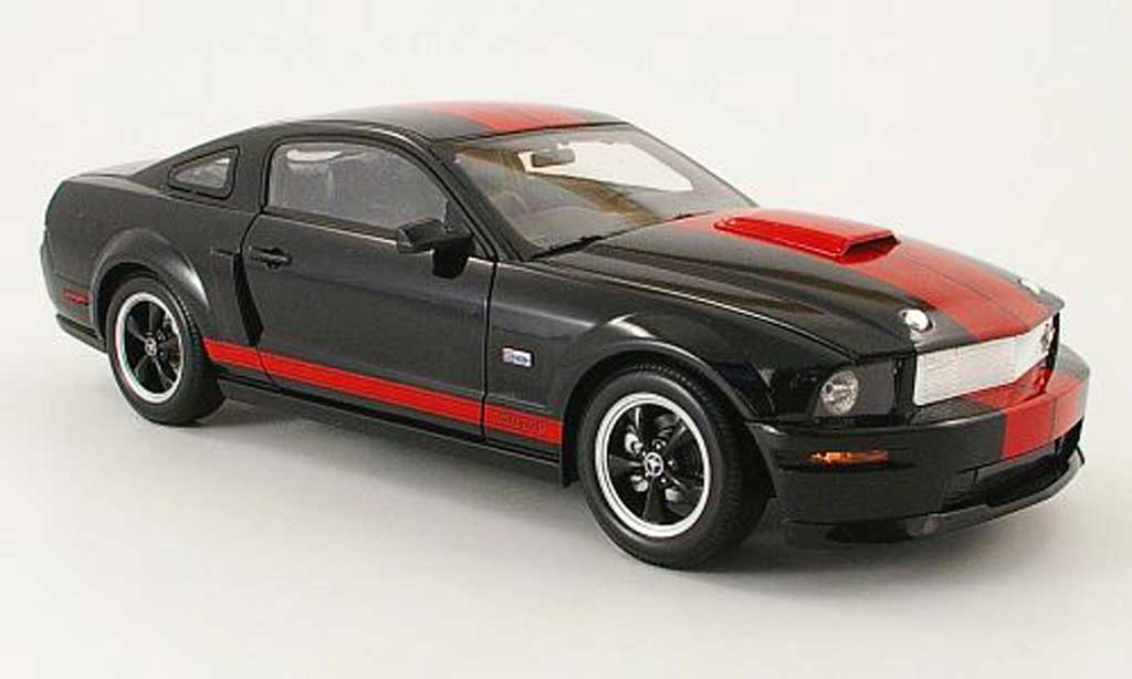 Shelby GT 1/18 Shelby Collectibles coupe zwart/rood barrett-jackson edition 2008 modelauto