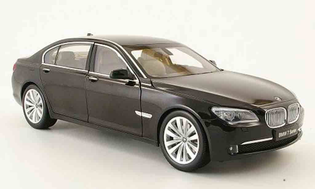 Bmw 750 F02 1/18 Yat Ming F02 il zwart modelauto