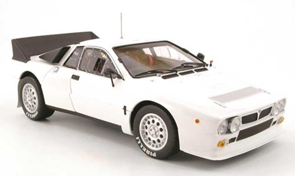 Lancia 037 1/18 Kyosho rallye presentation wit modelauto
