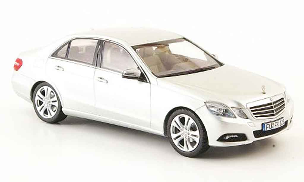 Mercedes Classe E 1/43 Schuco Sedan (W212) Avantgarde grijs metallic 2009 modelauto