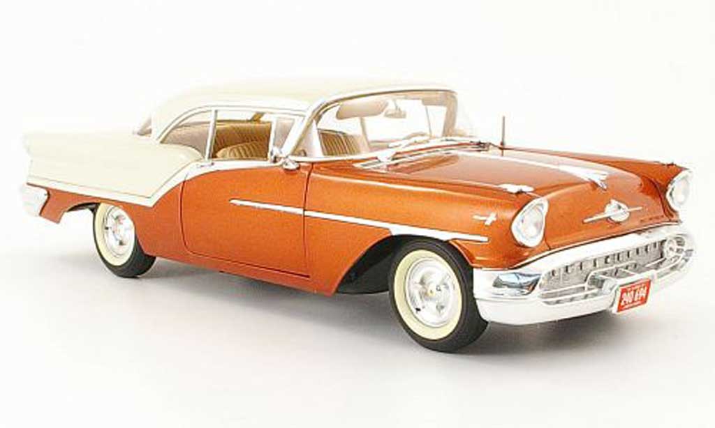 Oldsmobile Super 88 1/18 Highway 61 oranje/beige 1957 modelauto