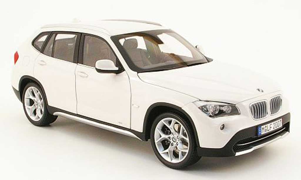 Bmw X1 1/18 Kyosho 2.8i xdrive wit modelauto