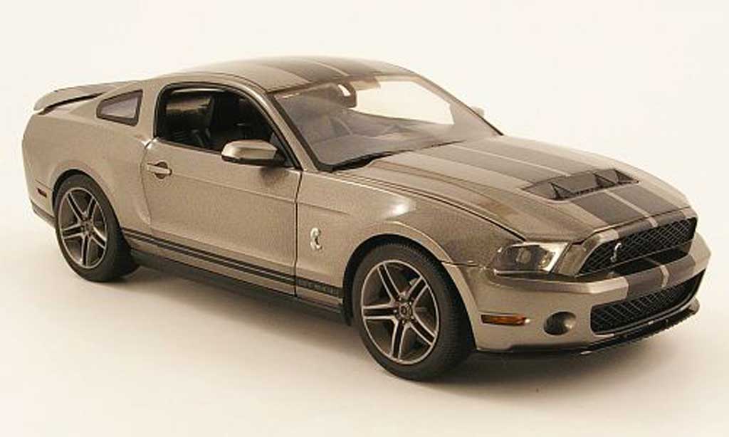Shelby GT 500 1/18 Greenlight grijs avec bandes zwarts 2010 modelauto