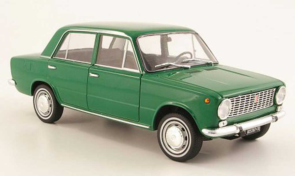 Fiat 124 1/18 IST Models grun 1966 modelauto