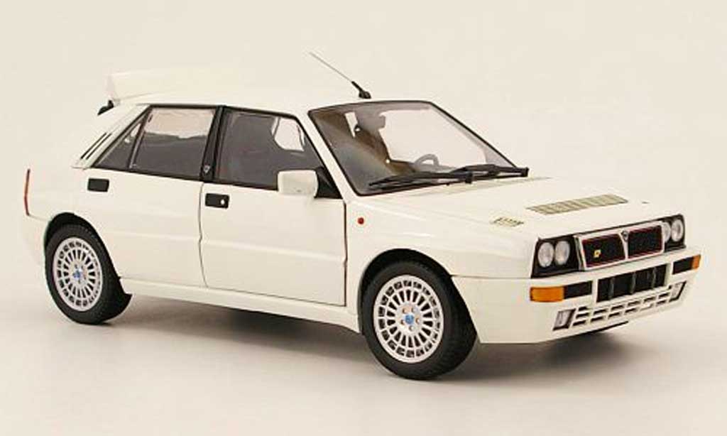 Lancia Delta HF Integrale 1/18 Kyosho HF Integrale integrale evoluzione 2 wit modelauto
