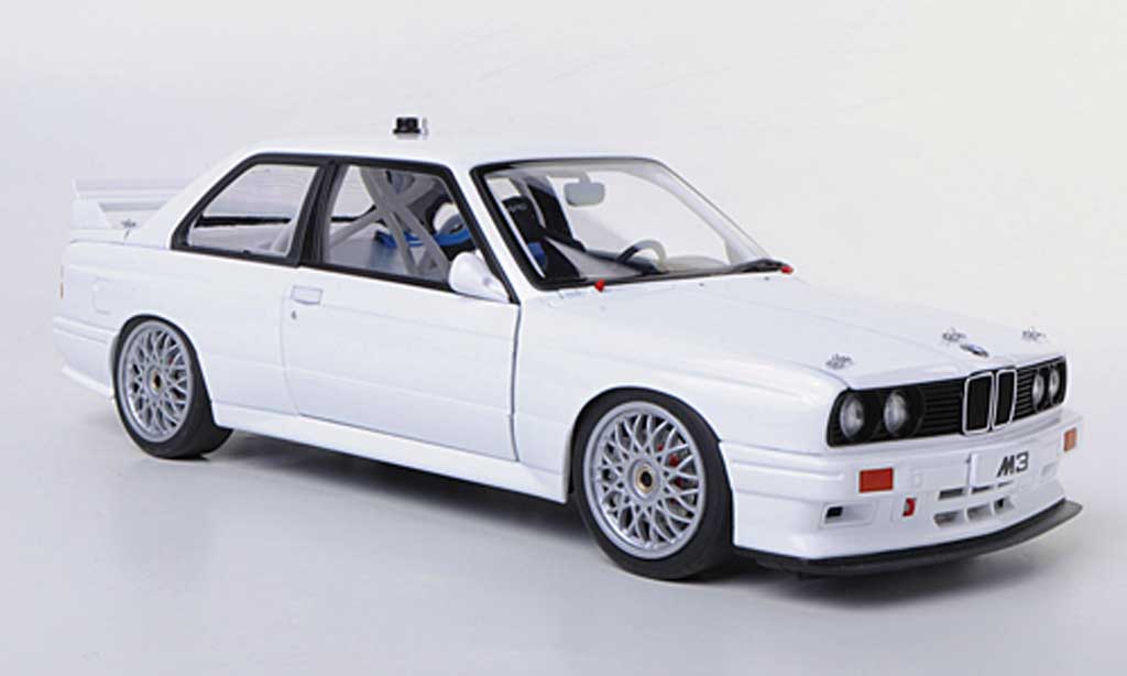 Bmw M3 E30 1/18 Autoart E30 DTM wit Plain Body Version modelauto