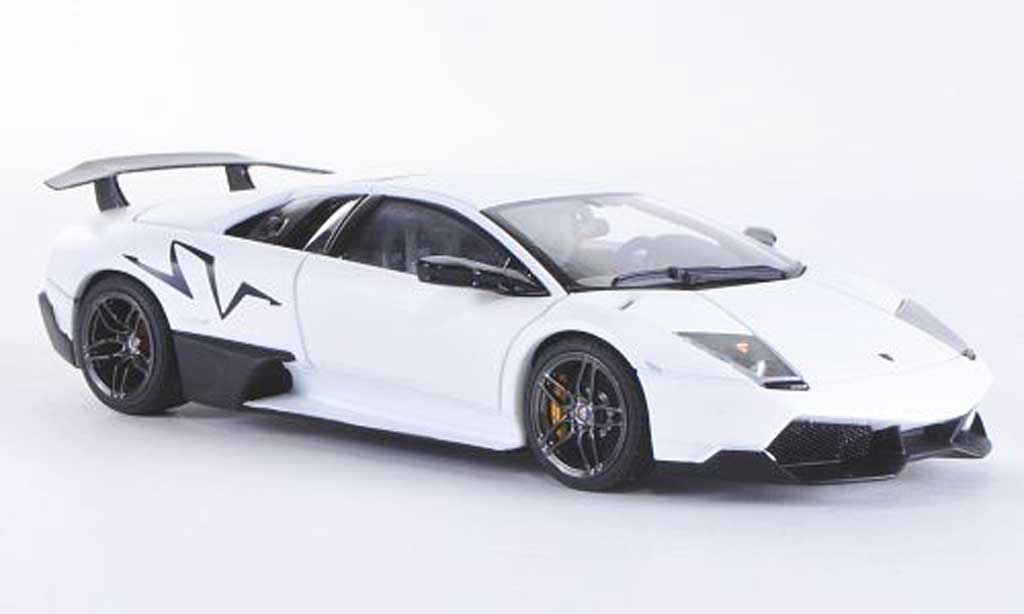 Lamborghini Murcielago LP670 1/43 Autoart LP670 4 SV mattwit/carbon 2009 modelauto