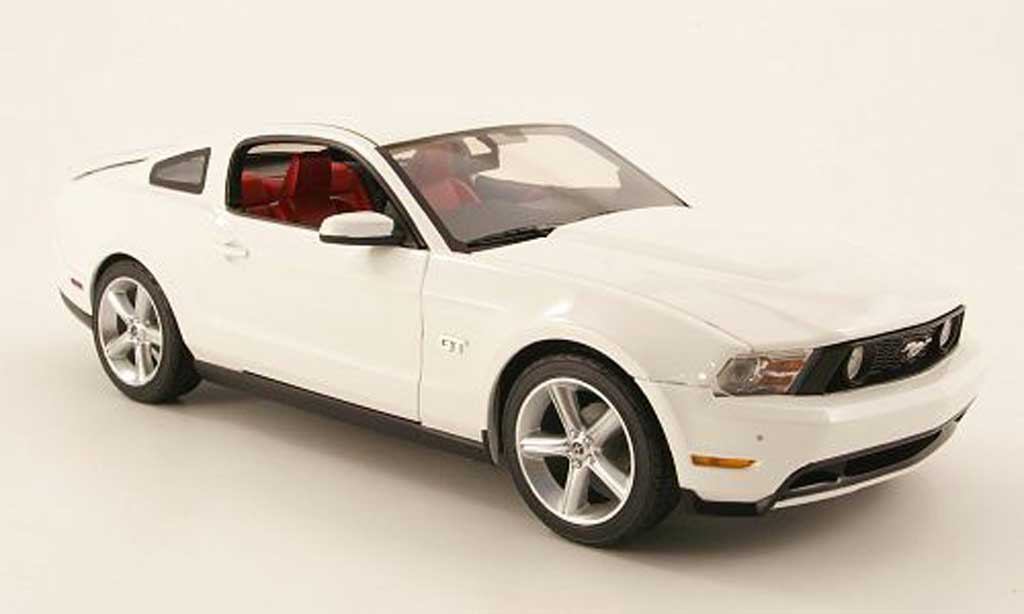 Ford Mustang GT 1/18 Greenlight GT wit 2010 modelauto