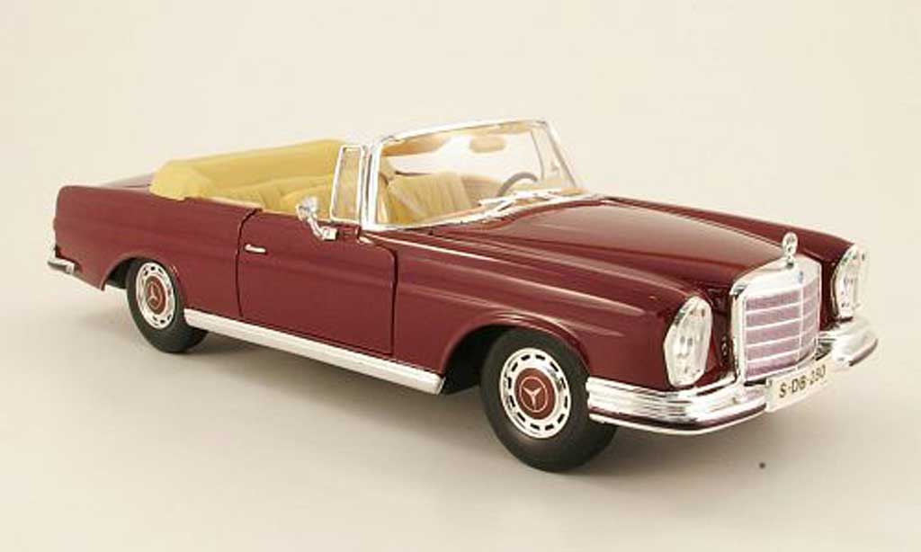 Mercedes 280 1966 1/18 Maisto 1966 se cabriolet (w111) rood modelauto