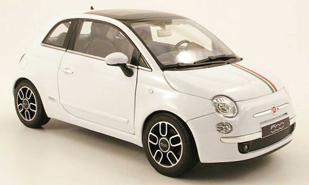 Fiat 500 1/18 Welly wit italia-bandes auf dach und haube 2007 modelauto