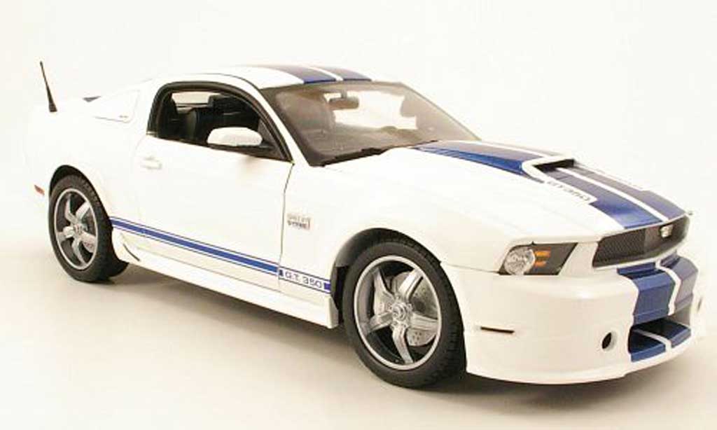 Shelby GT 350 2011 1/18 Shelby Collectibles 2011 wit blauw modelauto