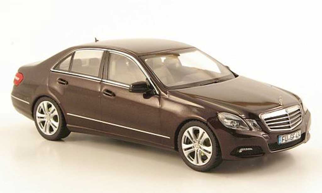 Mercedes Classe E 1/43 Schuco Sedan (W212) bruin Avantgarde modelauto