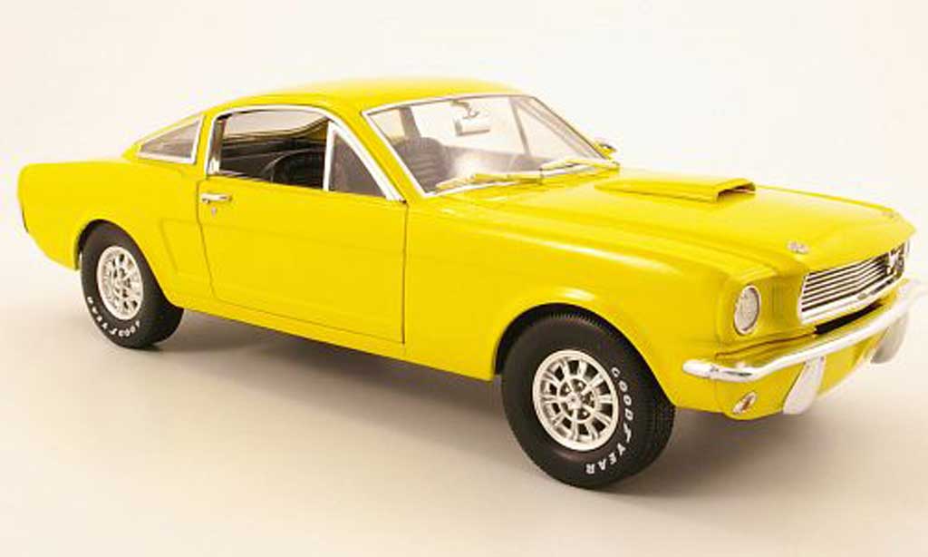Shelby GT 350 1966 1/18 Shelby Collectibles 1966 geel modelauto